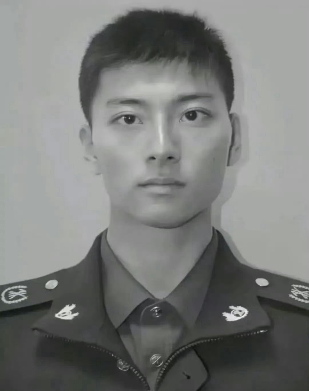 如果刷到，恳请为他停留一秒钟！向他致敬！他叫汤伟佳，一名英勇的救火英雄，在一次灭