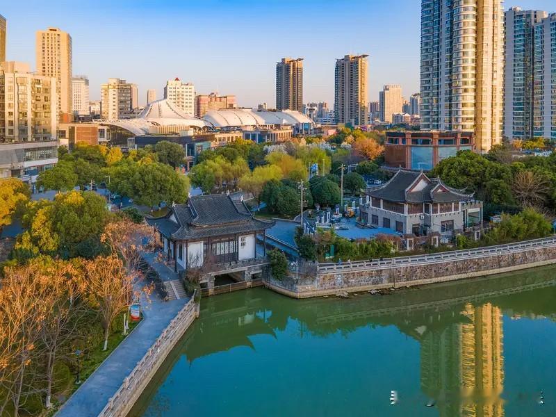 常州楼市这个小阳春还是在那降价走量。
常州楼市的那些房东也是无奈了，今年常州楼市