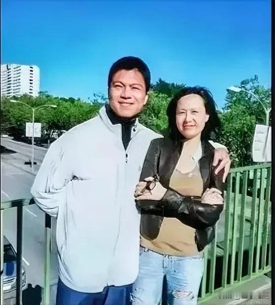 吴玉芳与丈夫江嘉良的恩爱，他们携手走过多年，无论风雨如何，两人始终相互陪伴、相互