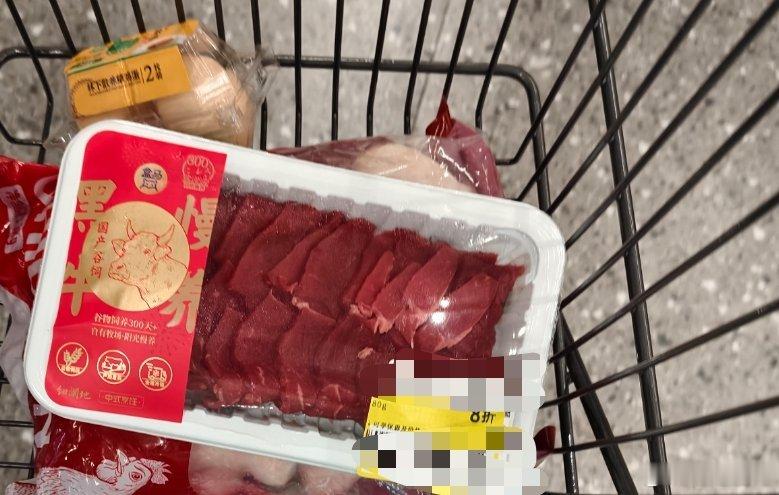 洗个澡 下楼晚了到这只剩8折牛肉了一点鸡胸肉都没留啊而且一堆牛肉还看着可肥，好不