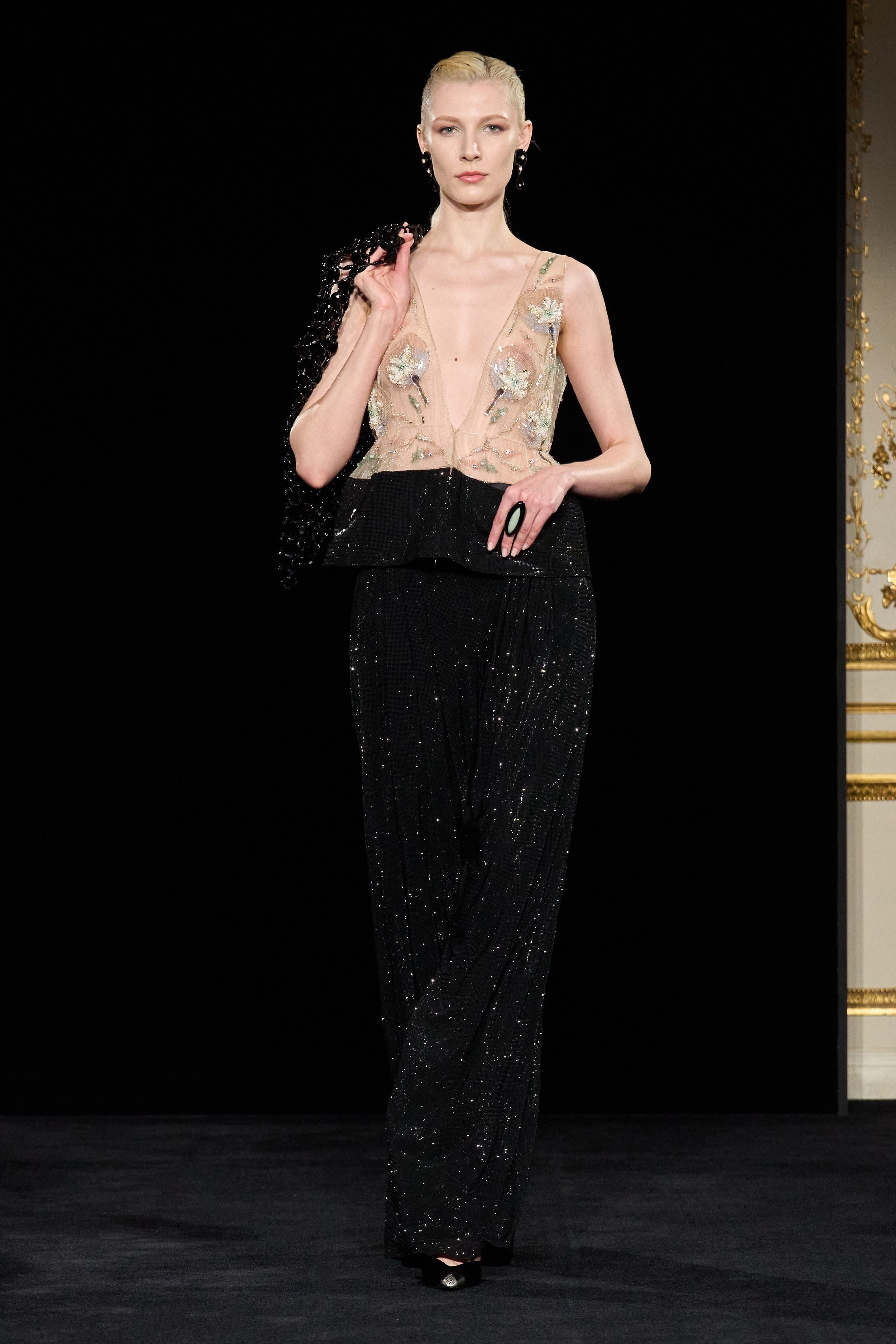 李冰冰｜Armani Privé现身 Armani 高定大秀头排 ，你莲以一身A