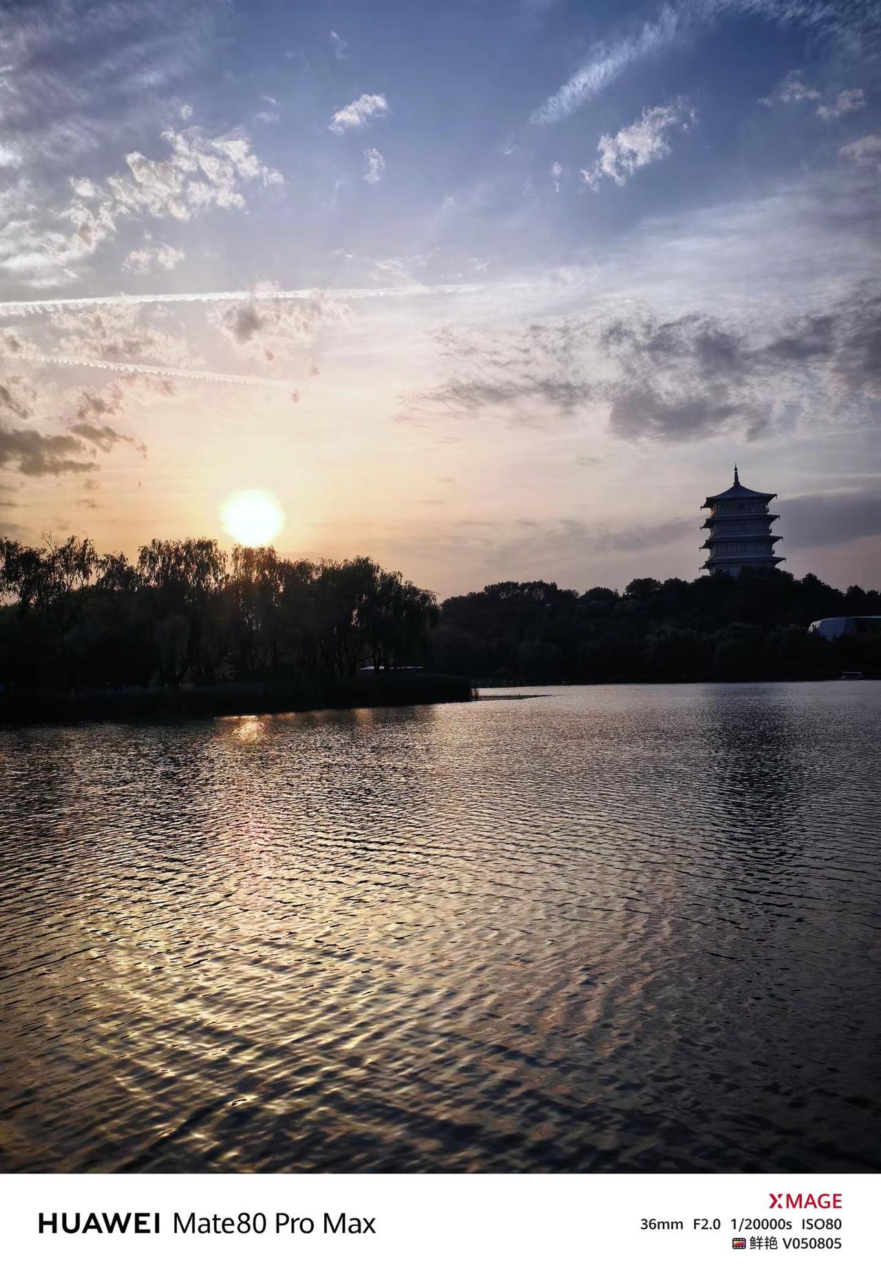 也许再等一分钟，也许。塔水天一色 落日余晖映古塔