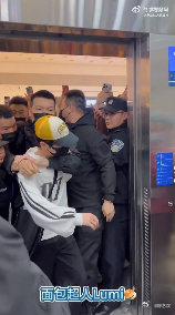 网友为余承恩发声网友发余承恩机场全过程据目睹网友讲述，老奶奶在混乱中摔倒，视频并
