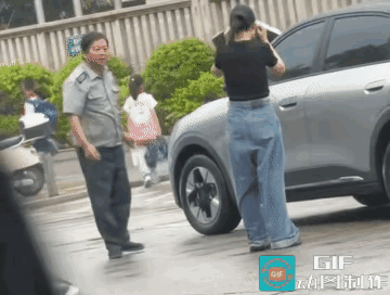 摸不透对方的脾气、秉性，千万不要率先动手。
这位女士先踢了保安一脚，不过这一脚只