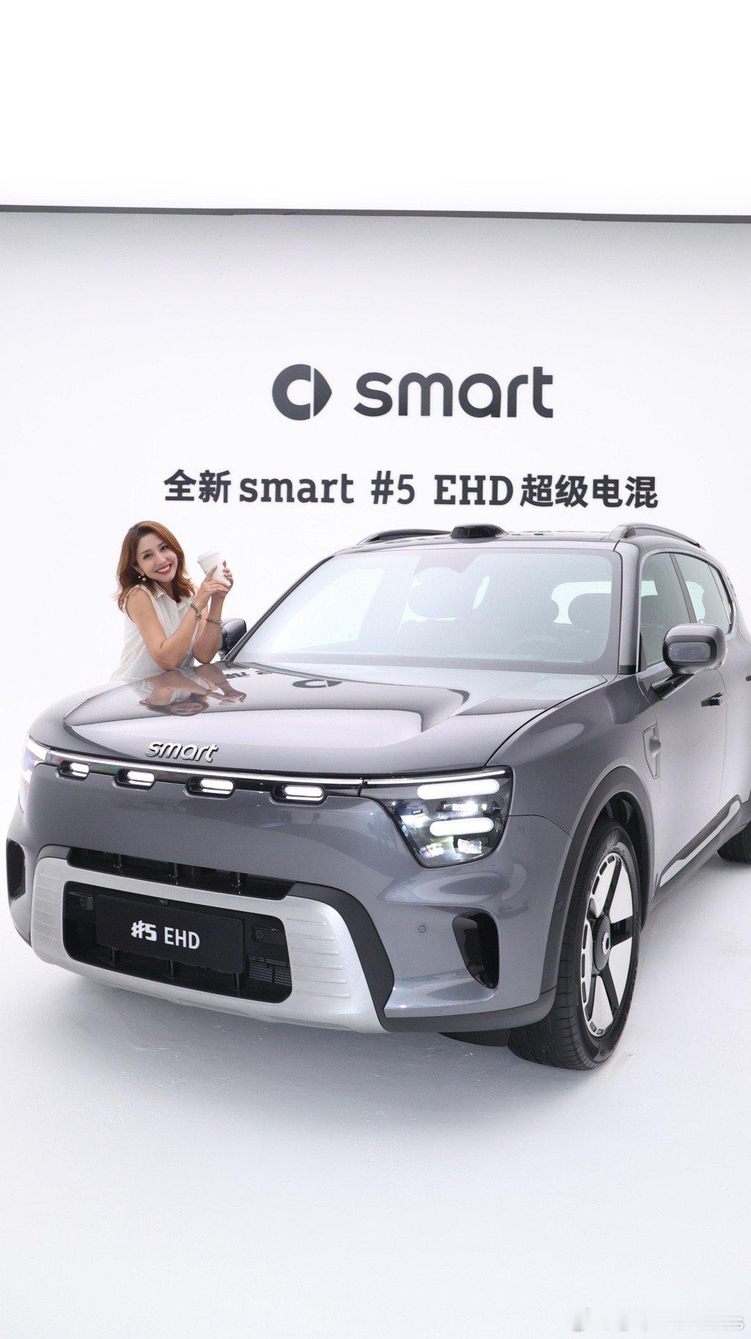 前几天去拍了smart精灵5号EHD苍岩灰的新外观真的很耐看，再加车身上大大小小