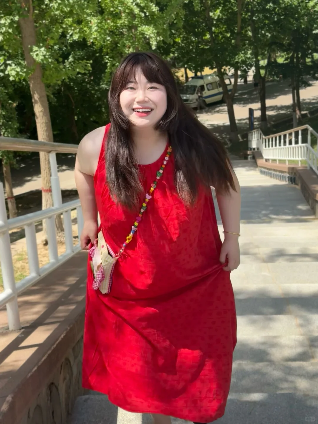 她今天穿了无袖的红裙子