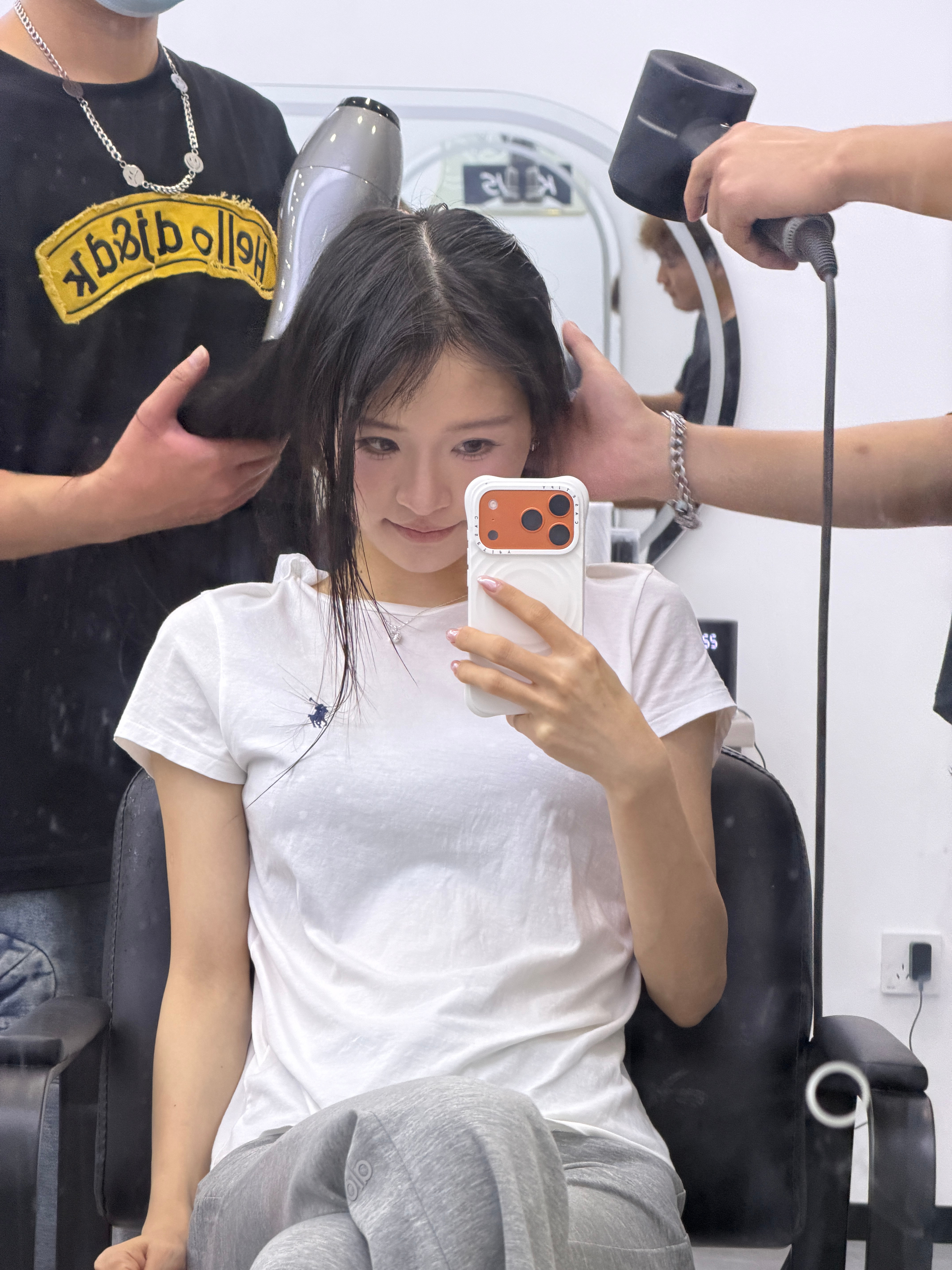累累嘟 直播拍摄彩排结束回到小区楼下洗头洗完头还要回家拍一个视频明早10点直播播