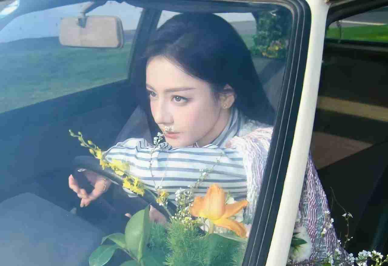 迪丽热巴困在迪拜三天了。
 
工作室说，原本她是飞迪拜看秀，再转机去巴黎赶品牌大