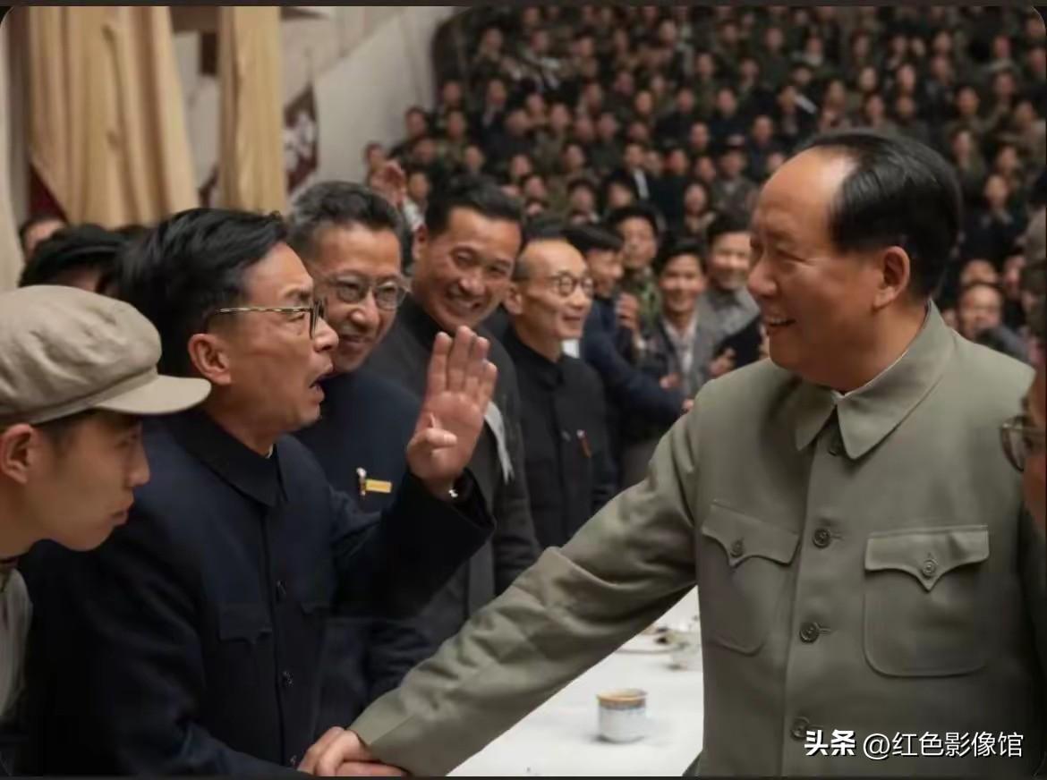 向伟大领袖毛主席致敬！毛主席永远活在中国人民心里！[玫瑰][玫瑰][玫瑰][玫瑰