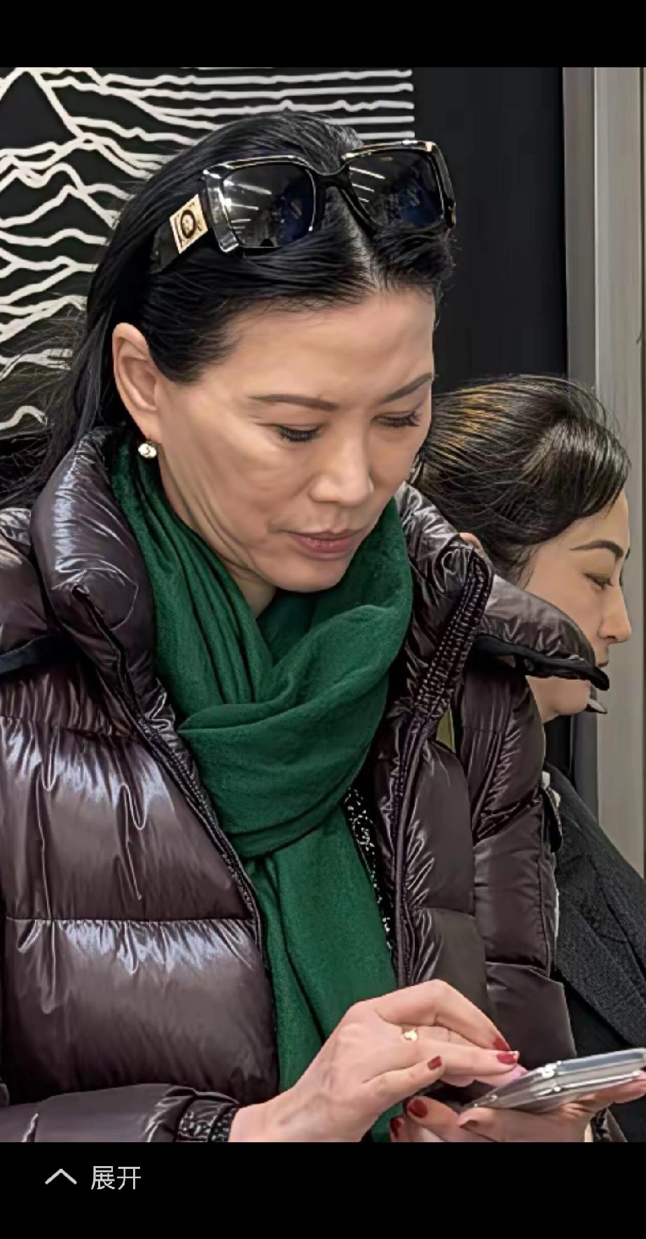 邓文迪昨日在北京酒仙桥附近小店门口，被网友偶遇拍到，台下的她没有舞台上的浓妆艳抹