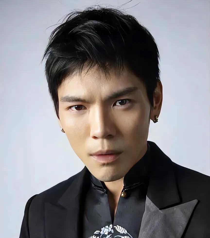 向佐，真不应该人们误会，他就是一个不应该被人黑的人！
　　
　　首先，他出生于一