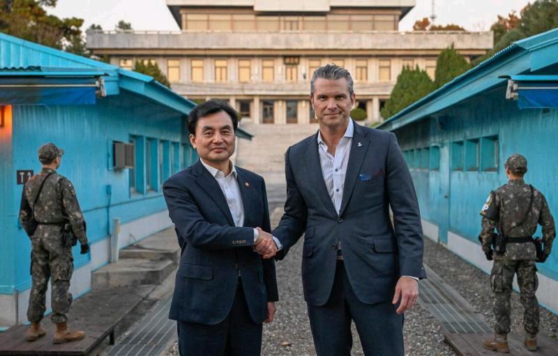 美国战争部长赫格塞斯周一视察韩朝边境板门店共同警备区，韩方一侧最北端的哨所，听取