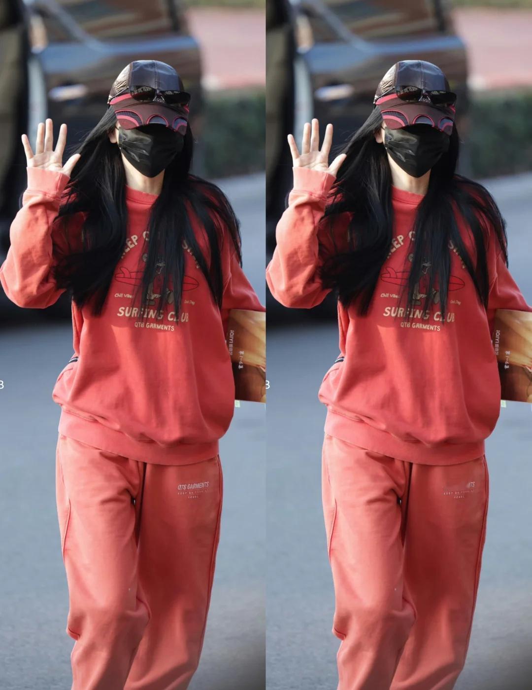 虞书欣私服，橘红运动套装超元气
虞书欣这套橘红色运动套装太戳人！宽松卫衣搭配同色