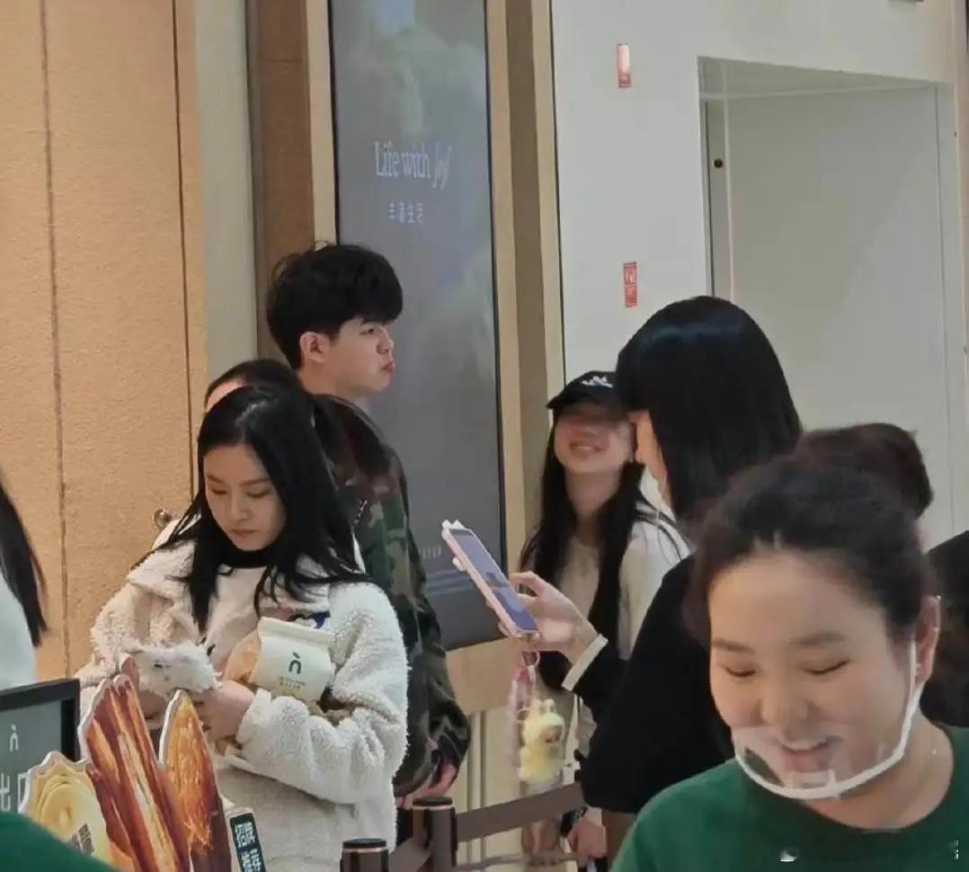 沙溢和胡可的14岁大儿子安吉和一名女生逛超市，他贴心帮女生背包包，两个人看起来很