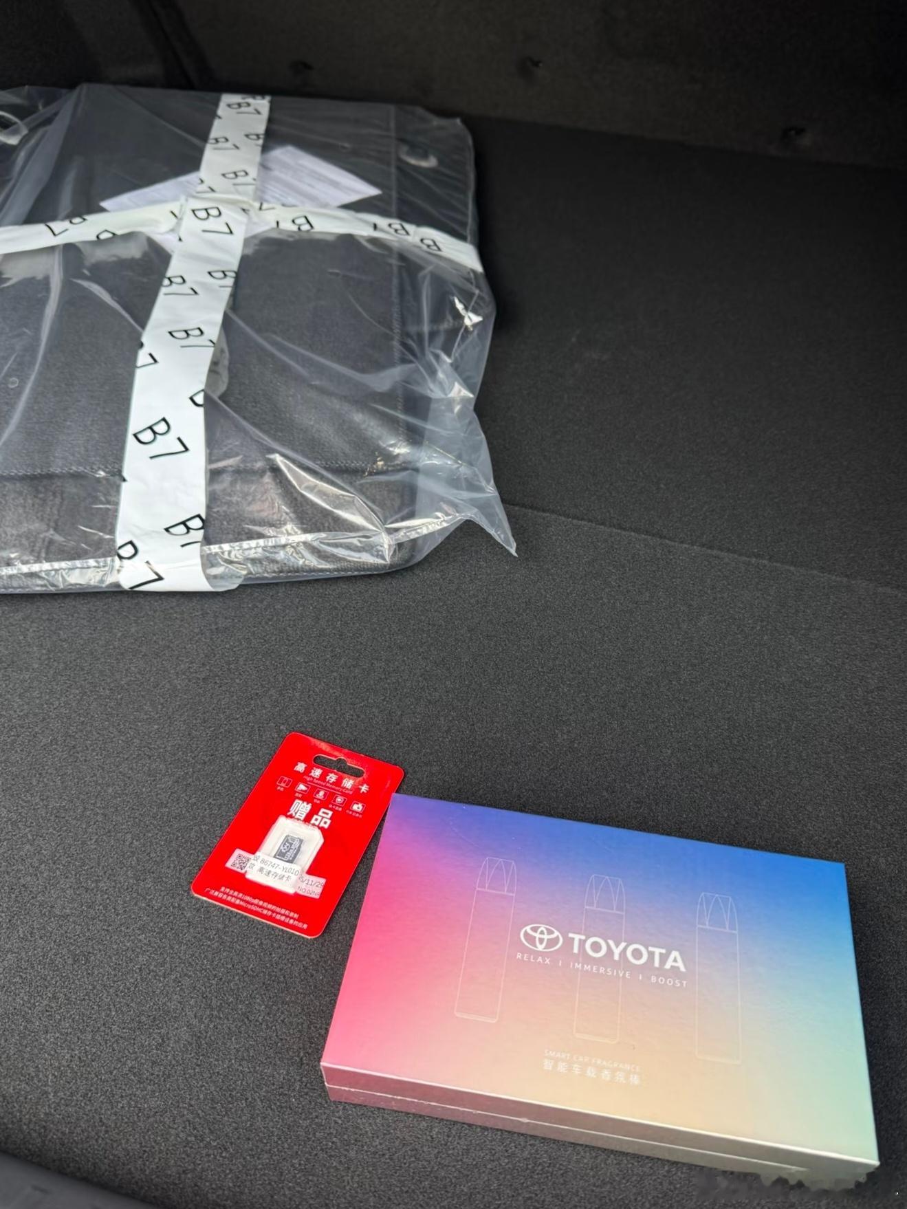 铂智7 710 Ultra版本的官方赠品，地垫、香薰和存储卡，我购车的门店还会赠