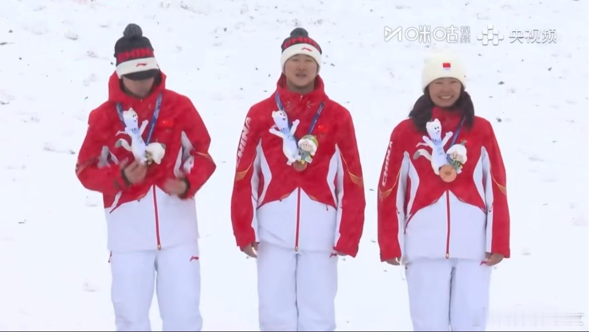徐梦桃颁奖要笑的吉祥物本来感觉挺遗憾的，但是看个颁奖，完全被桃子治愈了，桃子真的