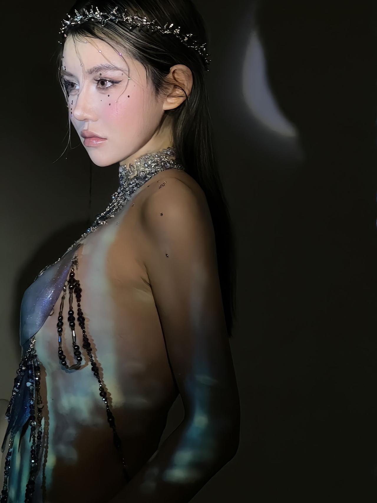 滇中小熬梦幻星空妆容简直绝了，银光闪烁，真有仙女下凡那味儿！现在星空元素可是时尚