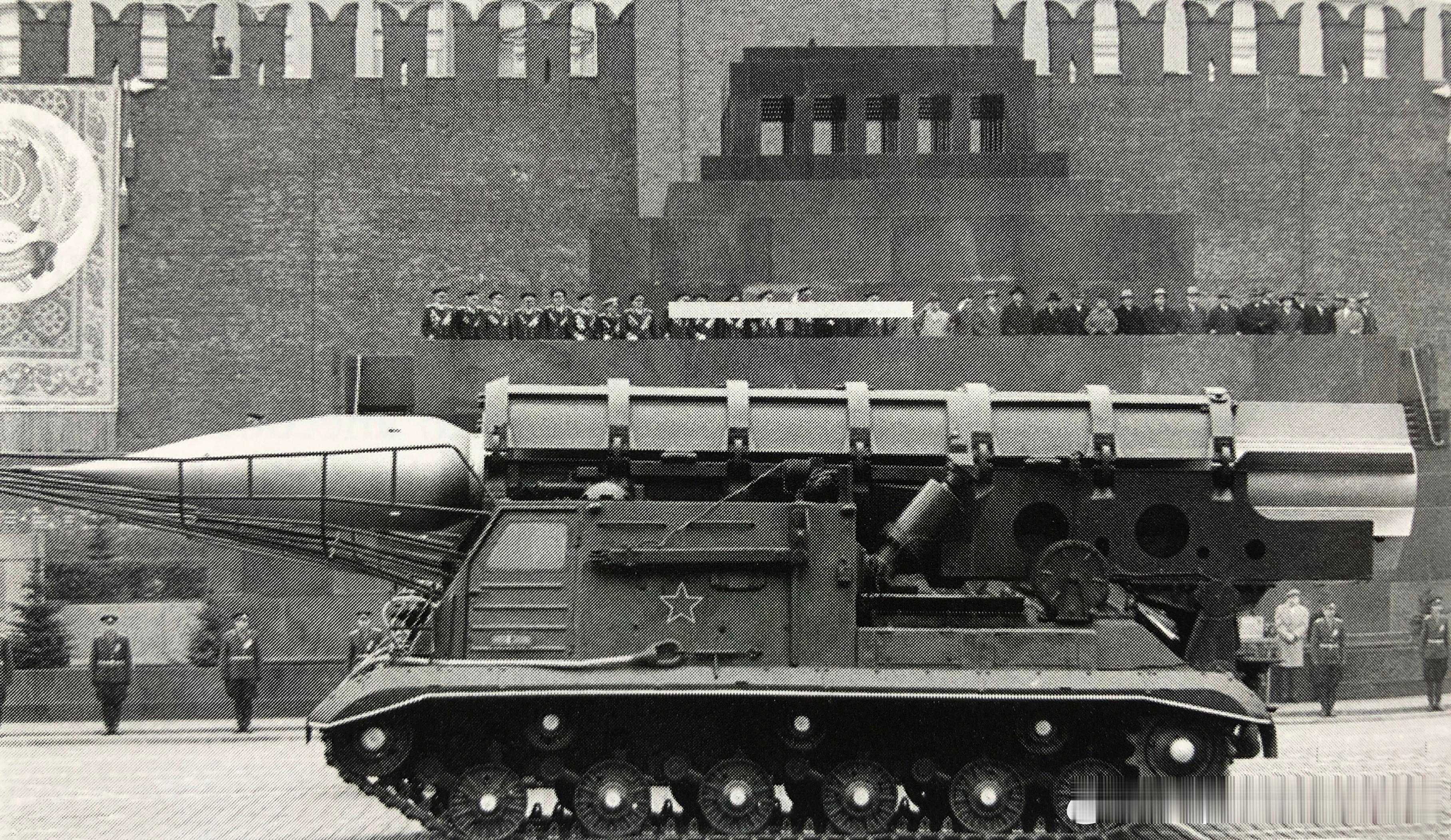 1960年5月1日红场阅兵中2П4 Тюльпан“郁金香”卡车载运的2К2 Ф