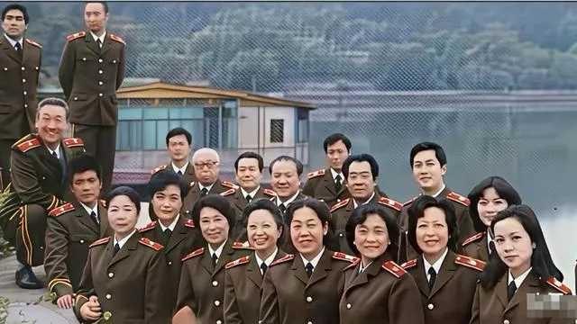 当年，八一电影厂演员集体合影，这些老前辈当中，你们能认出，还能认识五位，就证明你