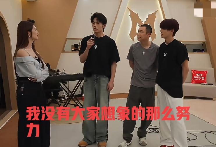 短剧演员曾辉回应最近说他通宵住在练习室的传闻，一公他和小沈阳，姚琛三人组队，小沈
