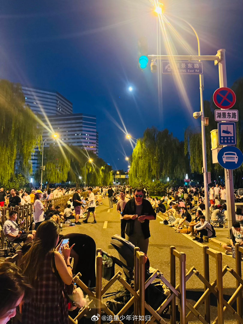 周杰伦鸟巢演唱会外场 场外的人比场内的还晚散，草坪上围成圈坐着唱《晴天》的、举着