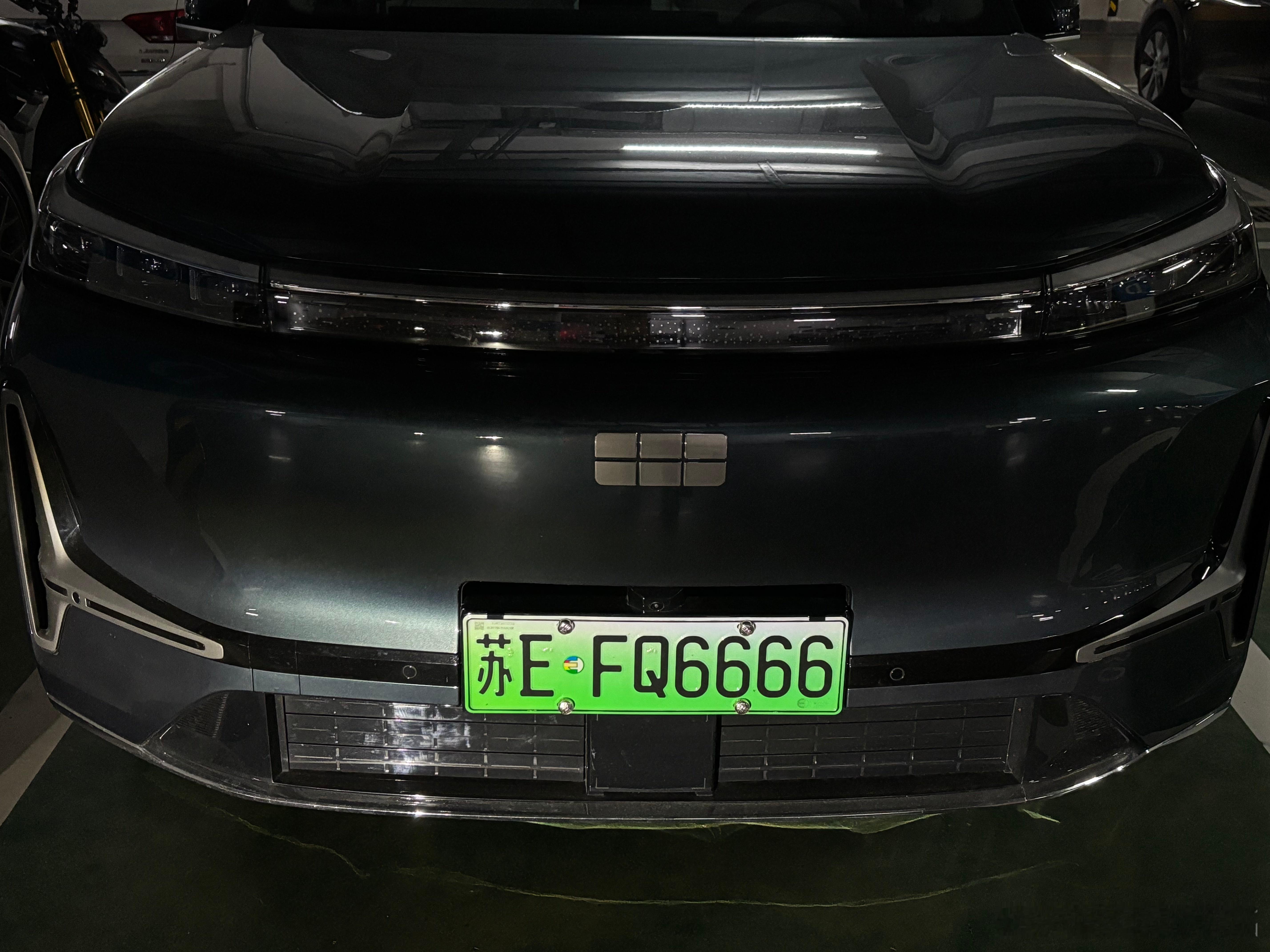 6666的车牌，6块腹肌的logo，大吉大利的品牌，这车“风水”真好。