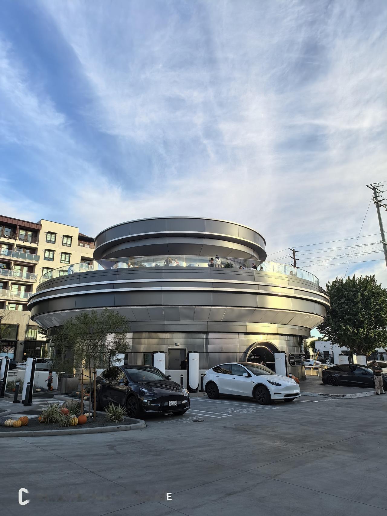 你绝对不知道，打卡全球唯一一家特斯拉餐厅是什么样的体验？
       今天下午