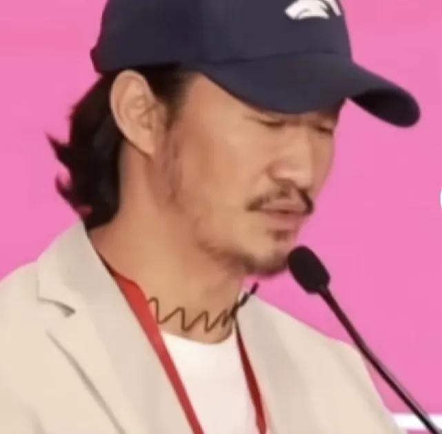 吴京，最新近照曝光！

5月24日中午许久未曾露面的吴京最新近照曝光，他如今的模
