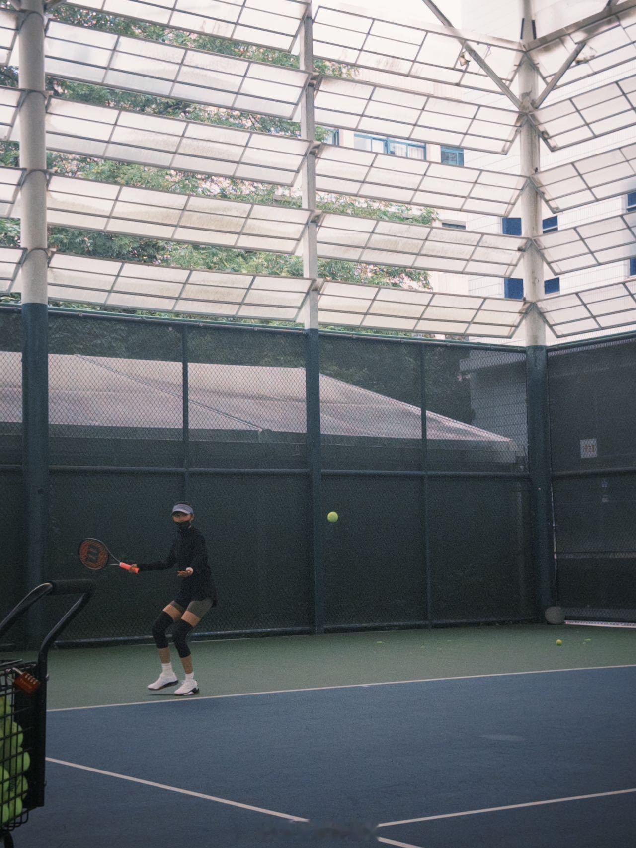 关晓彤晒照打网球 关晓彤分享日常状态，生活真的好健康啊，又是打网球又是与大自然的