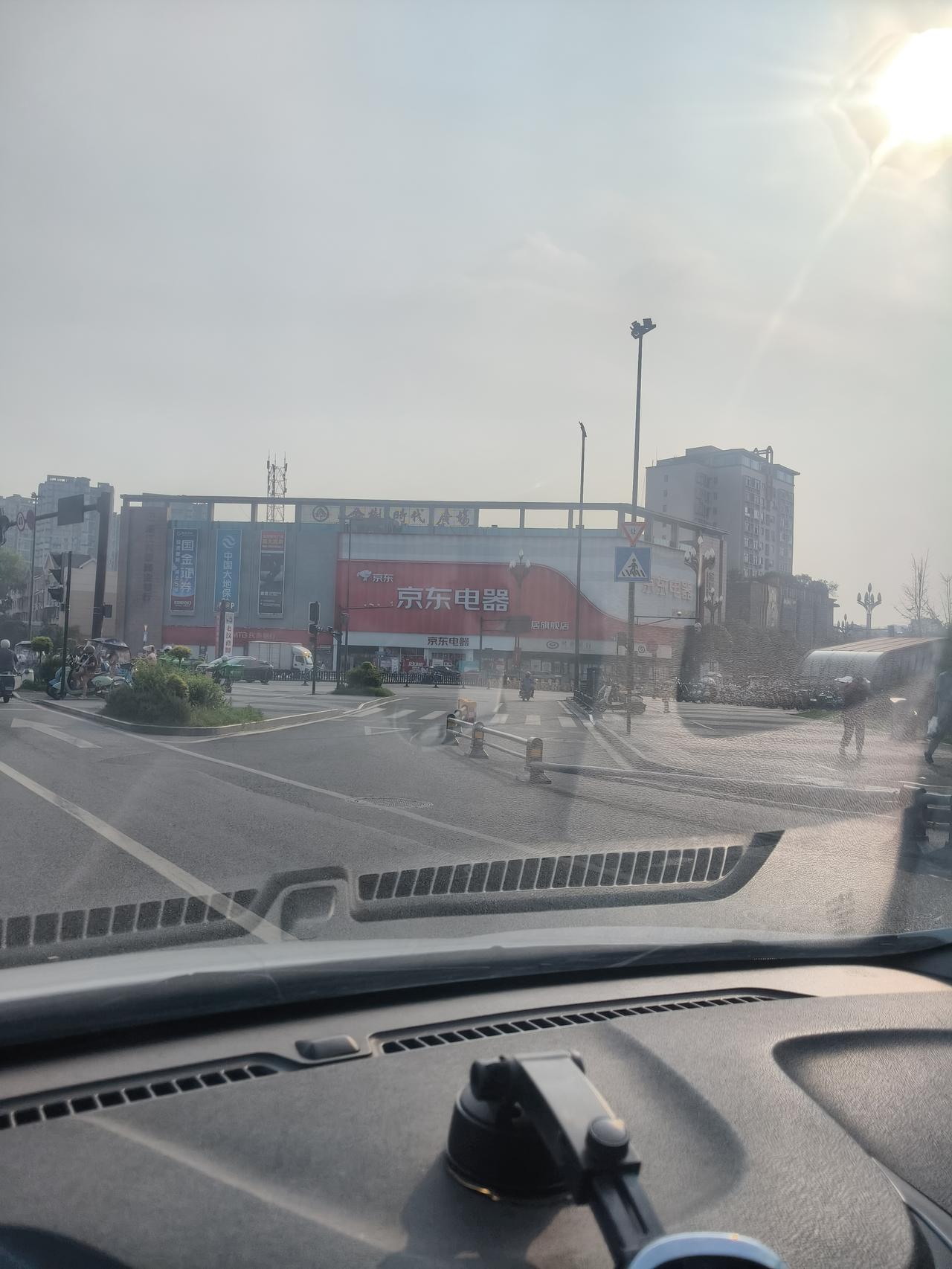 自古没有什么恒定不变的商业模式，京东下场干实体了，成都新都马超东路京东电器开业了