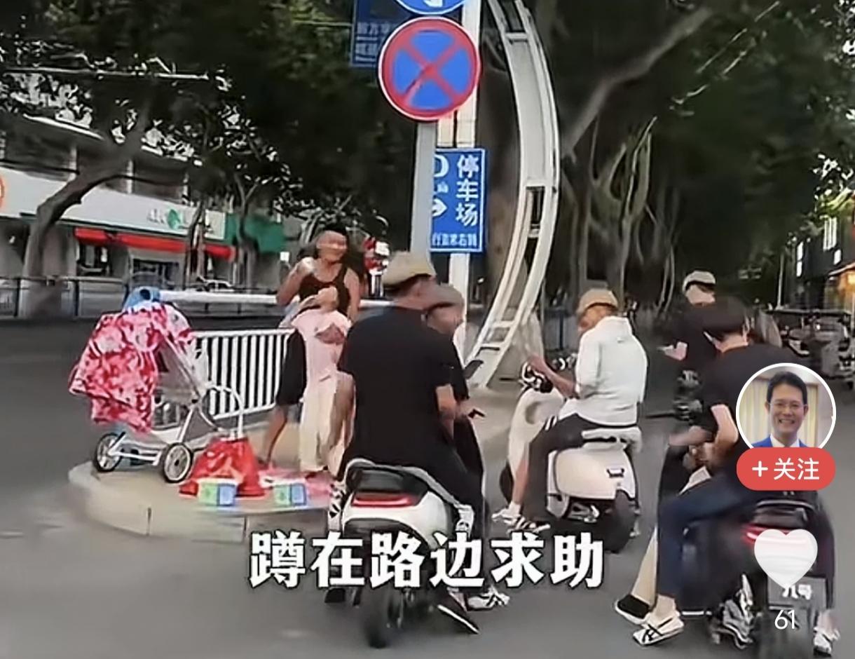 河南新乡，几个小黄毛看到路边有个男子带着个孩子乞讨，几人晃晃荡荡走了过去，男子立