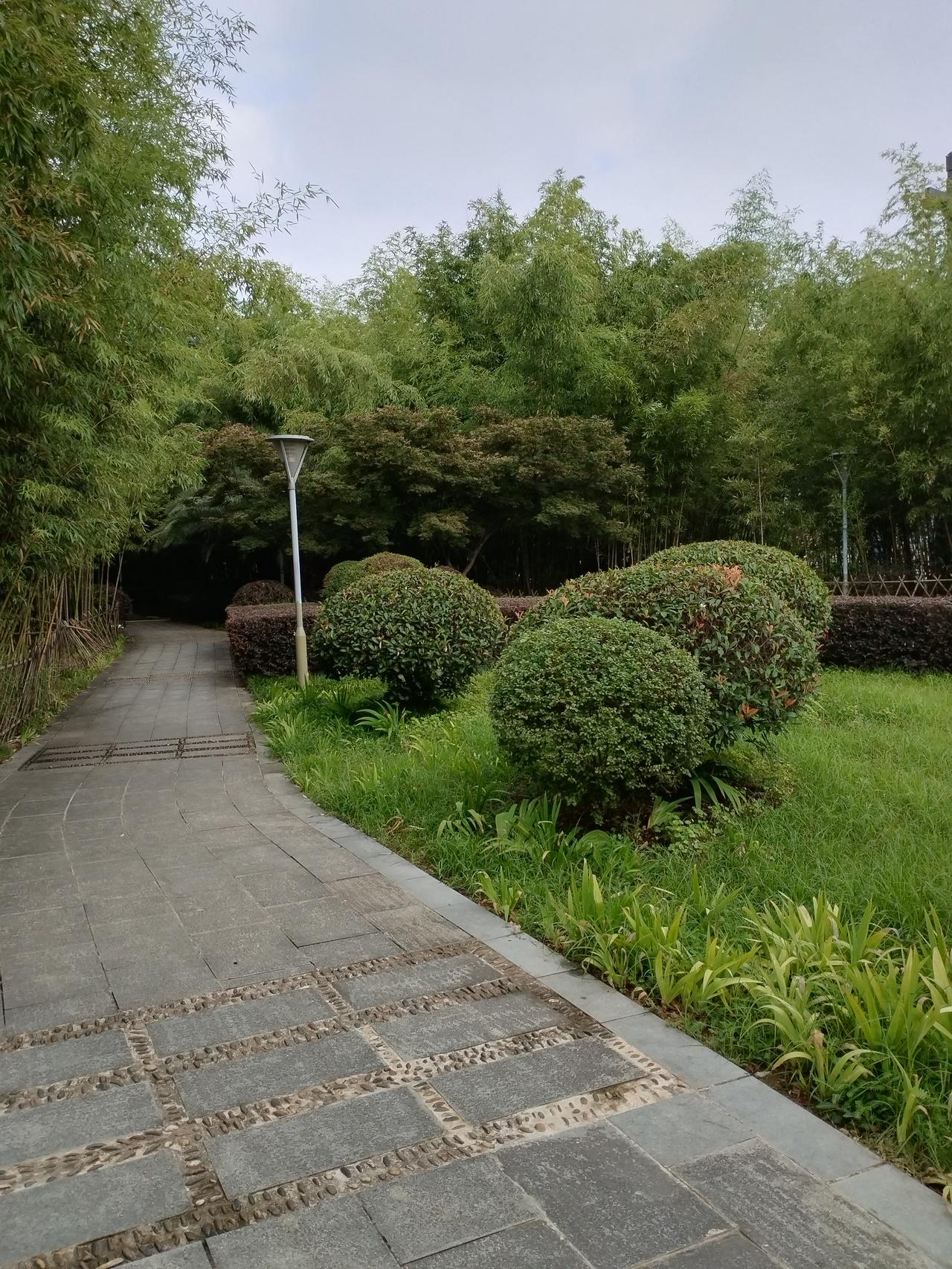 酸甜苦辣酿人生
下联以味觉意象承接上联的情绪表达，“酸甜苦辣”精准对应“喜怒哀乐