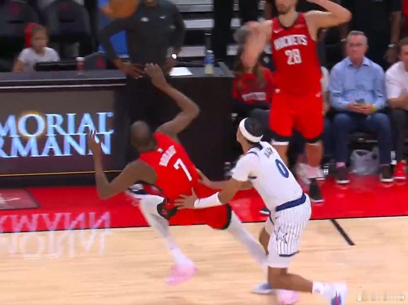 还记得当时在比赛仅剩5秒，安东尼·布莱克在界外球战术中把杜兰特推倒在地，裁判没吹