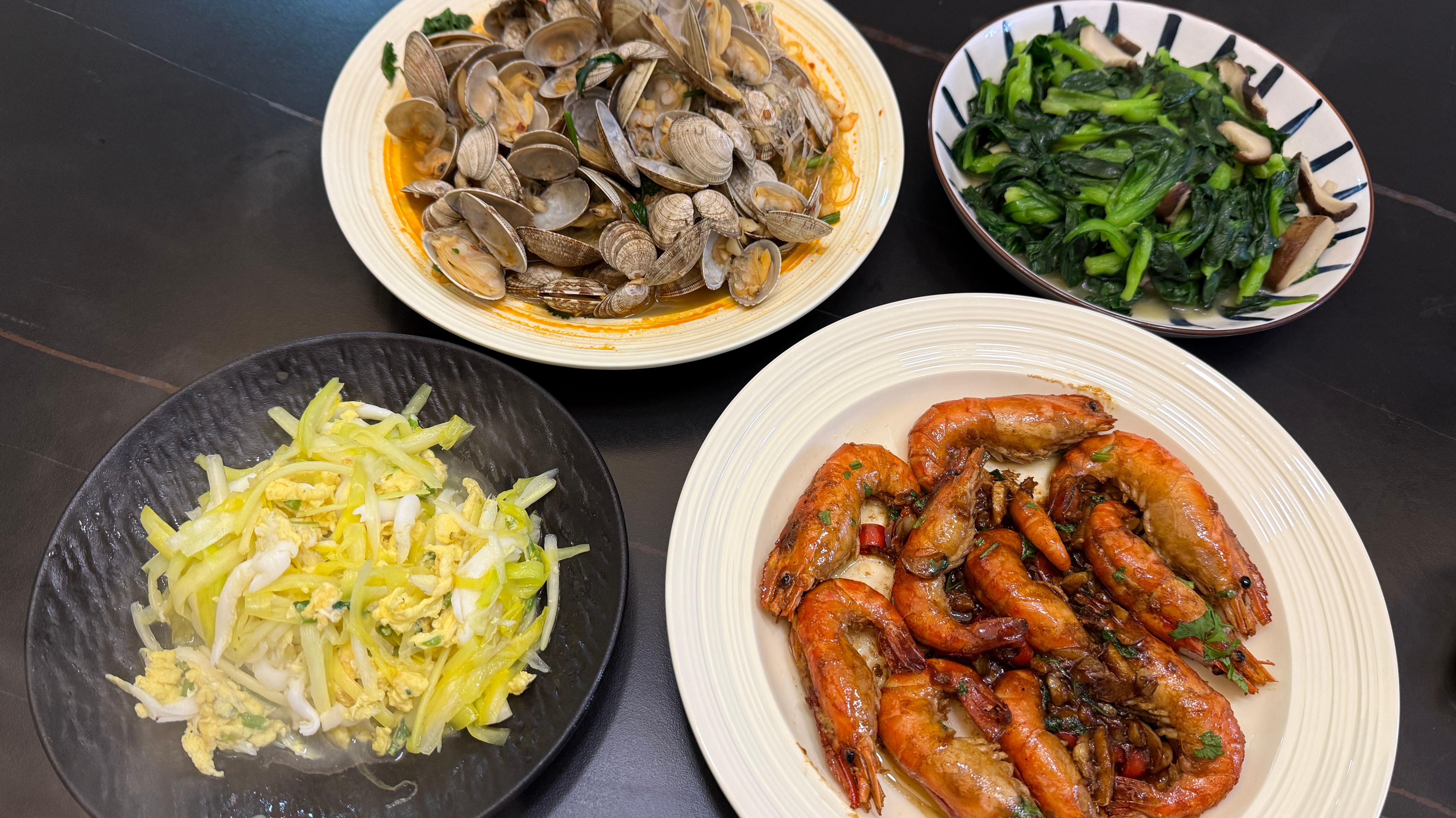 练几个菜 学会了做给亲戚朋友吃，黄油黑胡椒虾味道可以，你们一定要做，之前买了两盆