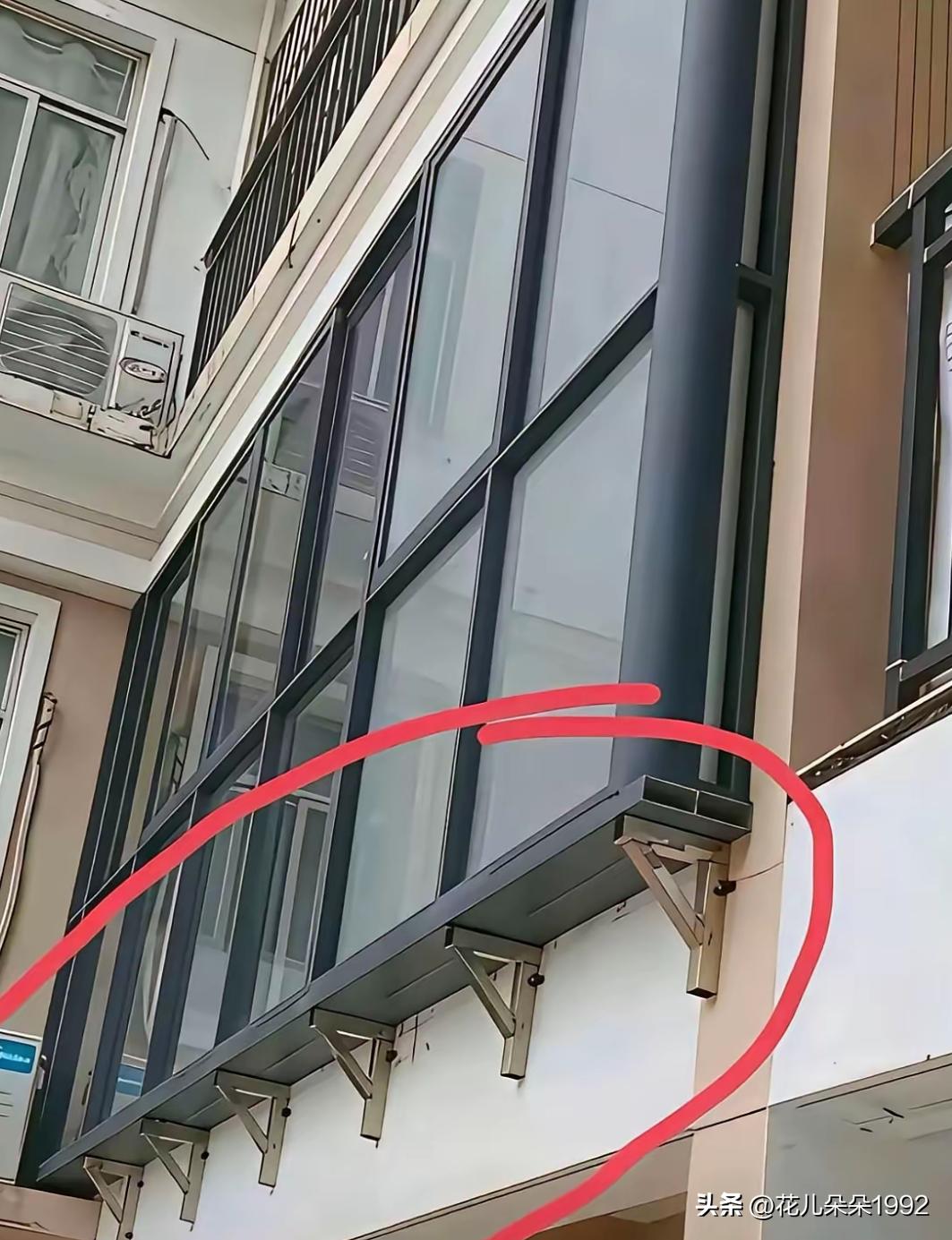 角铁是没问题的，轻松几吨承载，有问题的是外墙保温层和那个螺丝孔。而且，后期漏水