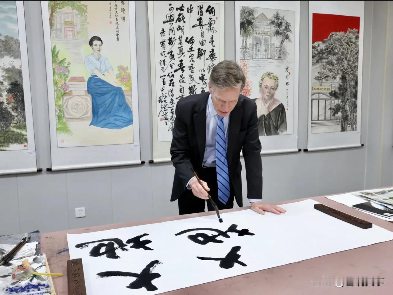 美国驻华大使伯恩斯6月15日在社交媒体发文表示，今天来到美国作家赛珍珠的家乡江苏