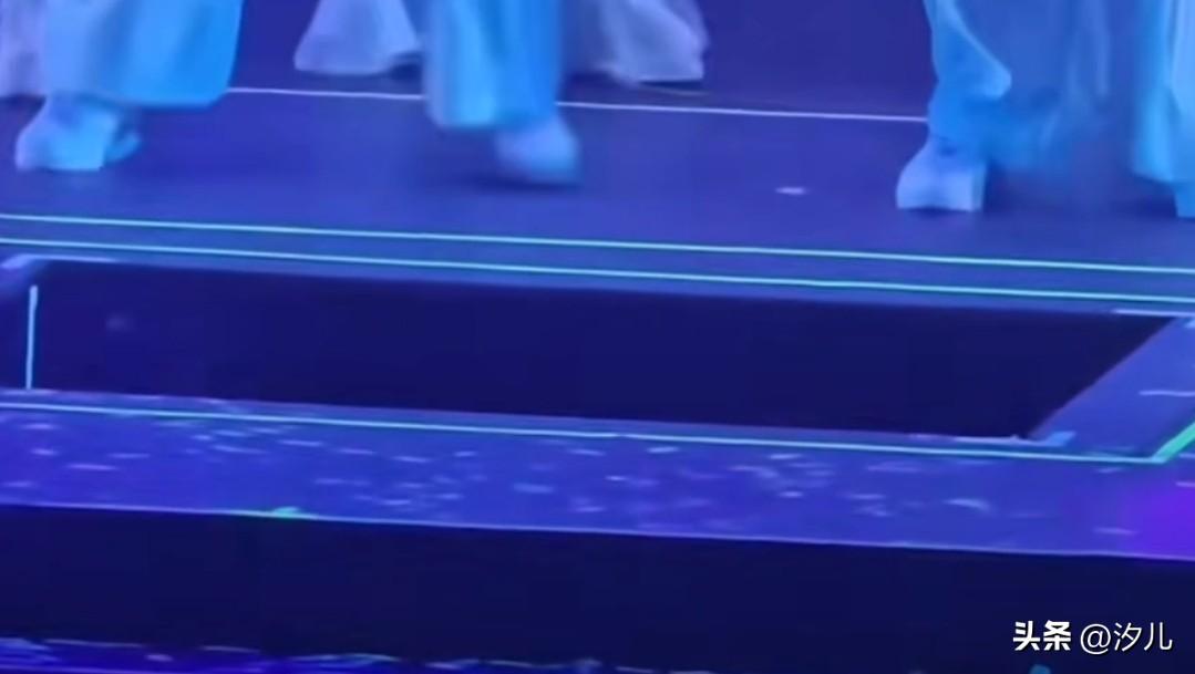 罗志祥演唱会弹跳失败摔个底朝天


罗志祥香港演唱会
本来很帅气的出场
没想到从