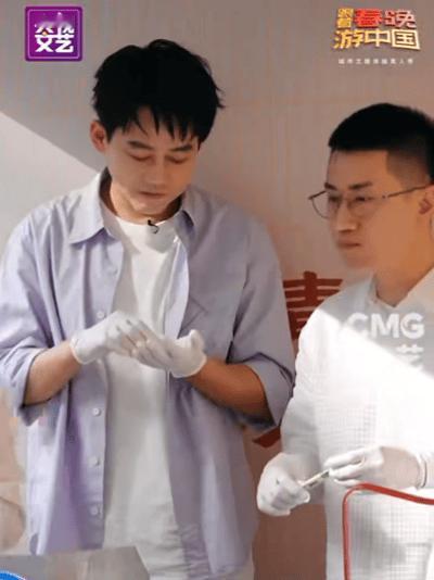 真龙餐馆真龙餐馆二创脑洞直接拉满！巨龙亲自掌勺翻炒美食，古建环绕烟火升腾，奇幻画