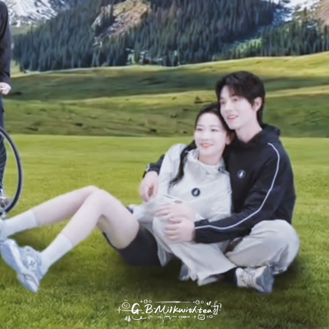 家产的商务都是如此甜蜜💕这个企鹅户外怪会选人怪会拍的曾辉 ｜韩雨彤 ｜落日雨辉