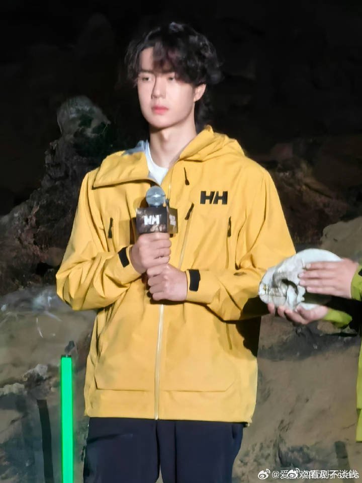 王一博HH大秀出场，卷毛太帅了[色][色] ​​​简直就是小狗🐶 ​​​