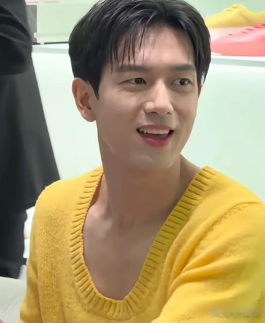 现在最后悔的人，估计就是李现了吧，不是因为他出席活动时穿了一件黄色毛衣，而是因为