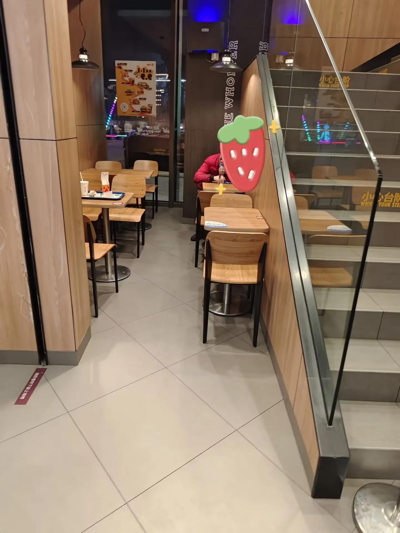 万万没想到，现在这个年代居然还有年轻人在餐厅里面蹭别人吃剩的东西，简直刷新了我的