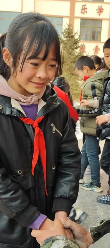泪目了！那个感动全网的小女孩走了，胡雷先生的心也碎了！

8月20日，失踪了两天