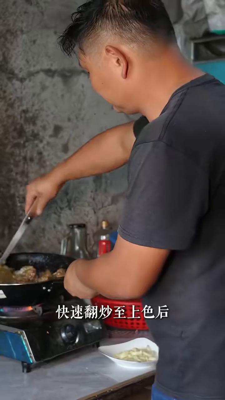 霸王别鸡。
在湖北农村基本上都会收地笼，特别是下雨就容易心情激动。