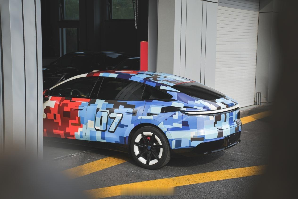 厉害的网友拍到MG 07的伪装车了，溜背造型的动感还是相当有存在感的。 