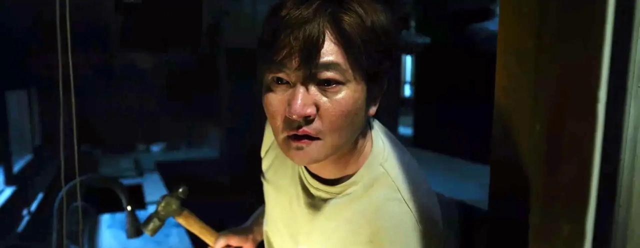 他追了20集，以为要暴富，结果房子裂缝了，人也进去了
说白了，《迷墙》大结局就是