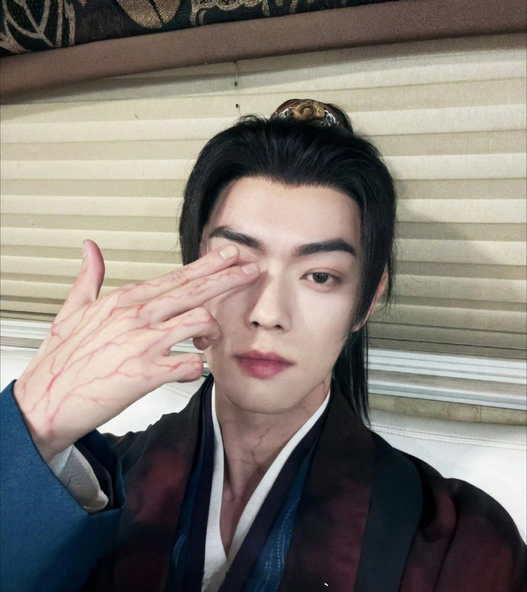 🆘！许凯手上身上这些红线是啥剧情来着，妈耶我已经脑补N种史无名的故事线了许凯发