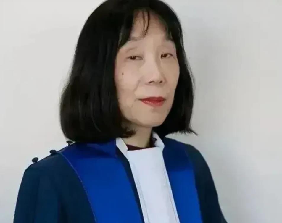这个长的像巫婆一样的女人，

却是个地地道道的蛇蝎之人，

原来她就是一手怂恿荷