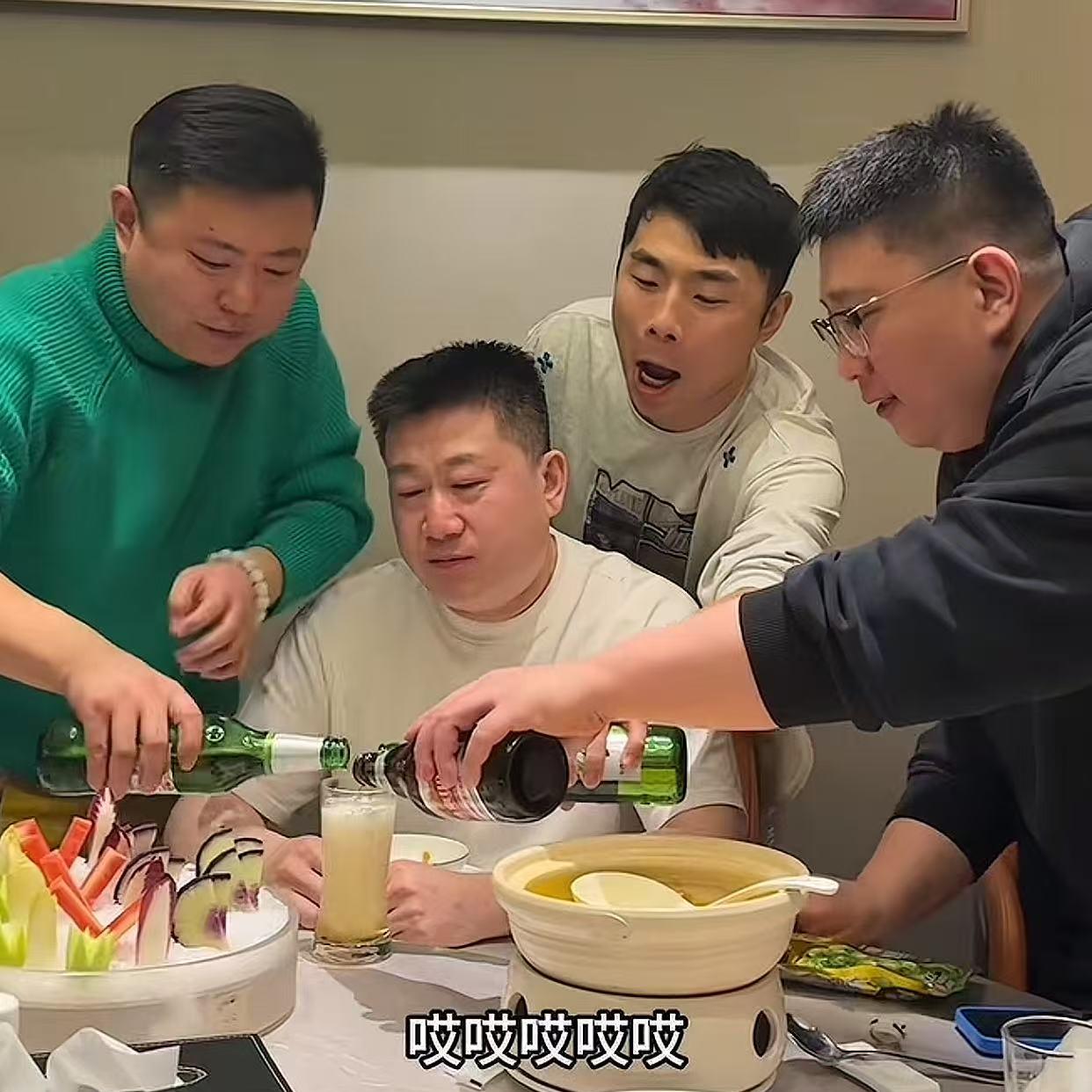 张鹤伦组局，来者不拒，喝得那叫一个尽兴！在张鹤伦身上，大家很容易感受到东北人那爽