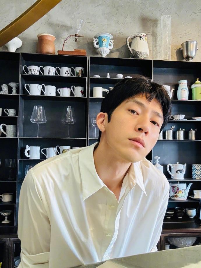 井柏然最有腔调的男人霸屏北京 京城排面！井柏然霸屏北京国门第一屏，完美诠释熟男独